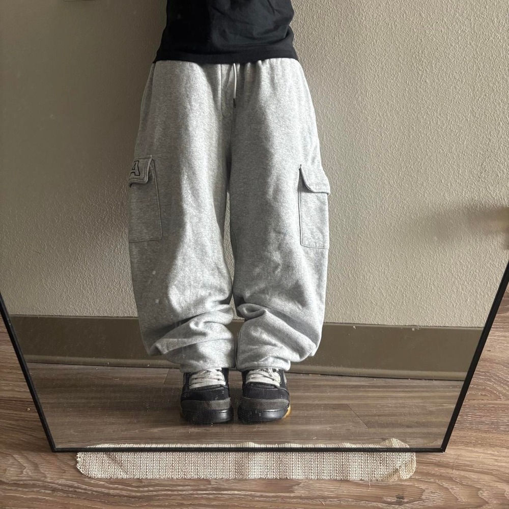 Vintage Y2K/2000s Baggy Light Grey Streetwear Cargo Sweatpants! Fits L